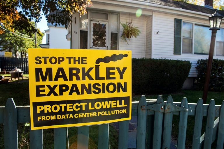 Une affiche contre un projet d'extension de centre de données à Lowell, dans l'Etat américain du Massachusetts, le 15 octobre 2026