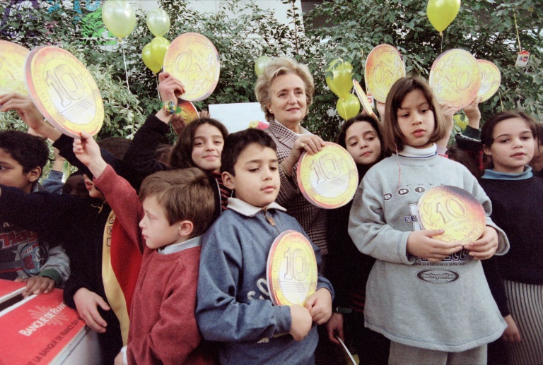 Bernadette Chirac (C)pose avec des enfants lors de l'opération caritative 