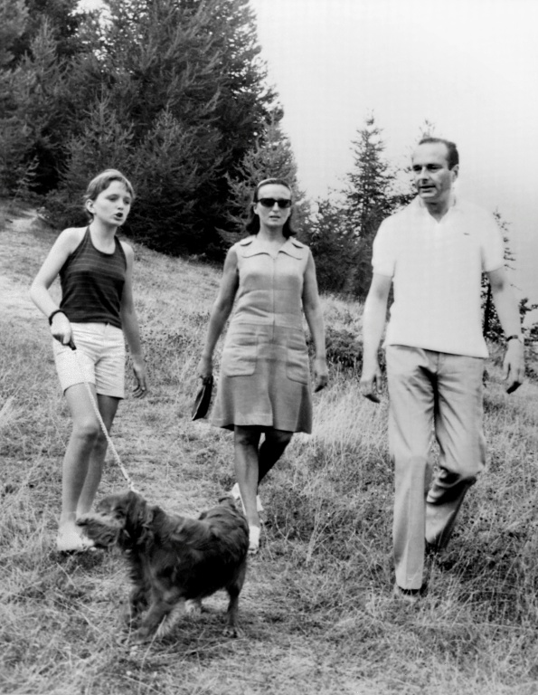 Jacques Chirac (D) marche avec son épouse Bernadette (C) et leur fille Claude, le 19 août 1974 près d'Auron, dans les Alpes-Maritimes