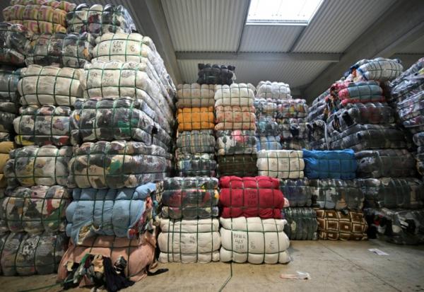 Des sacs de vêtements de seconde main entreposées au centre de recyclage "Le Relais, Acigné, banlieue de Rennes, le 21 juillet 2025