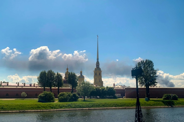 De la fumée s'élève derrière la forteresse Pierre-et-Paul à Saint-Pétersbourg après des frappes de drones ukrainiens, le 3 juin 2026