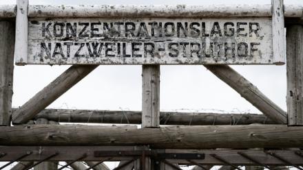 Un panneau annonçant le camp de concentration Natzweiler-Struthof à l'entrée du camp de Natzwiller, dans le Bas-Rhin, le 4 juin 2026