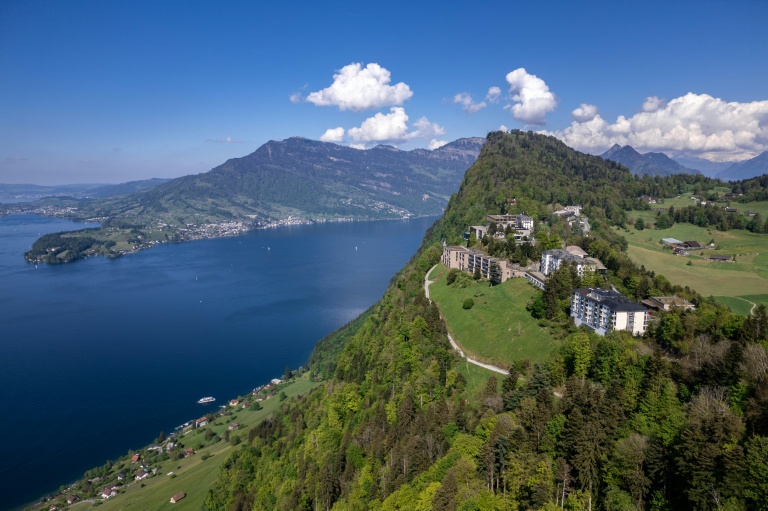 Photo aérienne prise le 10 mai 2024 de l'hôtel de luxe du Bürgenstock, où doit être signé l'accord Iran/Etats-Unis 