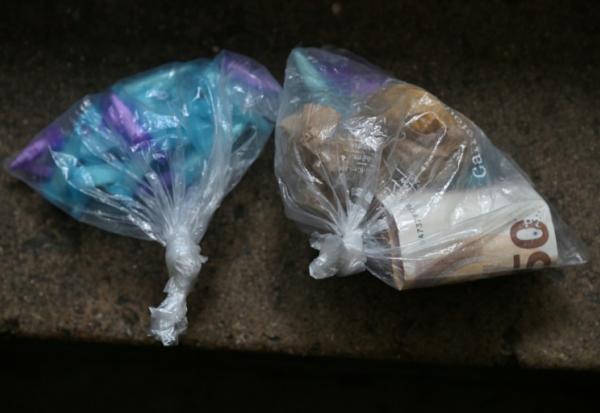 Des sachets en plastique contenant du cannabis, de la cocaïne et des billets saisis lors d'une opération de police à Nantes le 17 décembre 2025