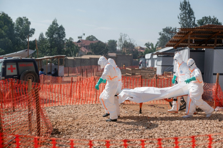 Des agents sanitaires transportent à la morgue du Centre médical évangélique de Nyankunde le corps d’une personne décédée d'Ebola, le 13 juin 2026  en RDC