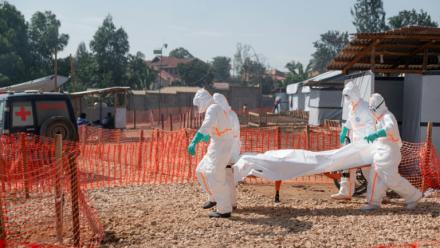 Des agents sanitaires transportent à la morgue du Centre médical évangélique de Nyankunde le corps d’une personne décédée d'Ebola, le 13 juin 2026  en RDC