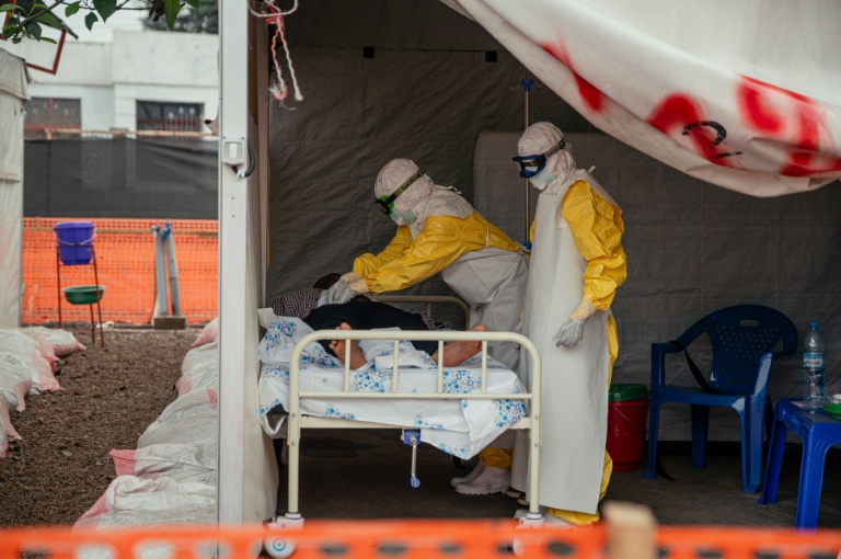 Des membres de Médecins Sans Frontières (MSF), en combinaison de protection, dans la zone d'isolement pour les patients atteints du virus Ebola au Centre de traitement Ebola (CTE) de Munigi, le 2 juin 2026 en RDC