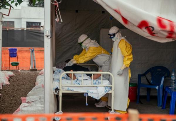 Des membres de Médecins Sans Frontières (MSF), en combinaison de protection, dans la zone d'isolement pour les patients atteints du virus Ebola au Centre de traitement Ebola (CTE) de Munigi, le 2 juin 2026 en RDC