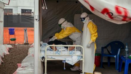 Des membres de Médecins Sans Frontières (MSF), en combinaison de protection, dans la zone d'isolement pour les patients atteints du virus Ebola au Centre de traitement Ebola (CTE) de Munigi, le 2 juin 2026 en RDC