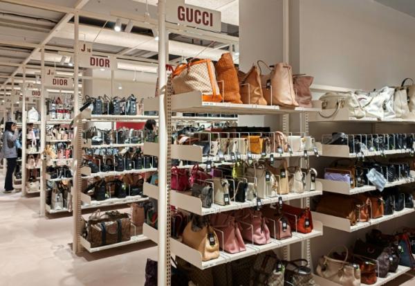 Des articles de luxe de seconde main dans le grand magasin Zhuanzhuan, le 13 octobre 2026 à Shanghai, en Chine