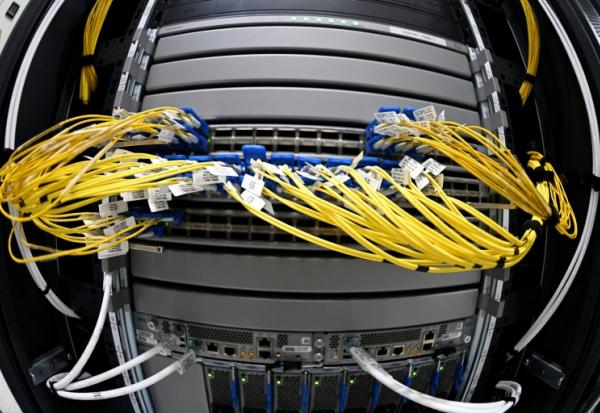 Raccordements en fibre optique dans un centre de données de SFR, à Cesson-sevigné, dans la banlieue de Rennes (Ile-de-France), le 14 décembre 2020.