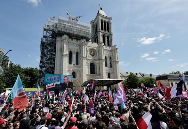 Plusieurs milliers de personnes réunies devant la Basilique de Saint-Denis, près de Paris, pour le meeting de Jean-Luc Mélenchon, candidat LFI à la présidentielle