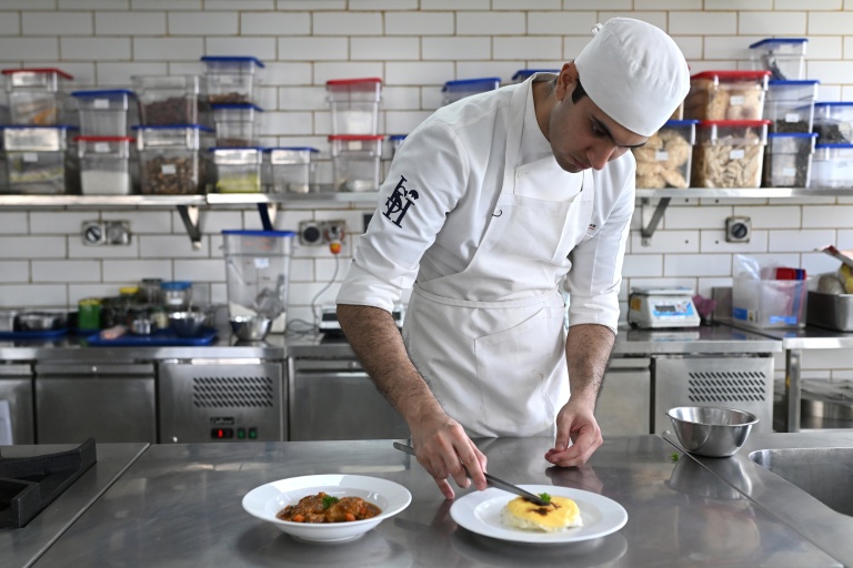 Un élève-cuisinier de l'Ecole Ducasse à Gurugram, près de New Delhi en Inde, le 22 septembre 2026