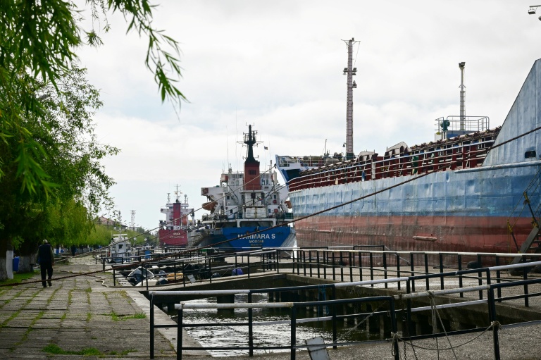 Des navires de commerce amarrés au port de Sulina en Roumanie, le 8 mai  2026