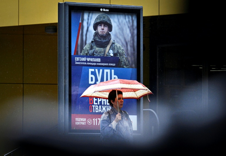 Dans la rue à Moscou, une affiche faisant la promotion de contrats avec l'armée, le 27 mai 2026
