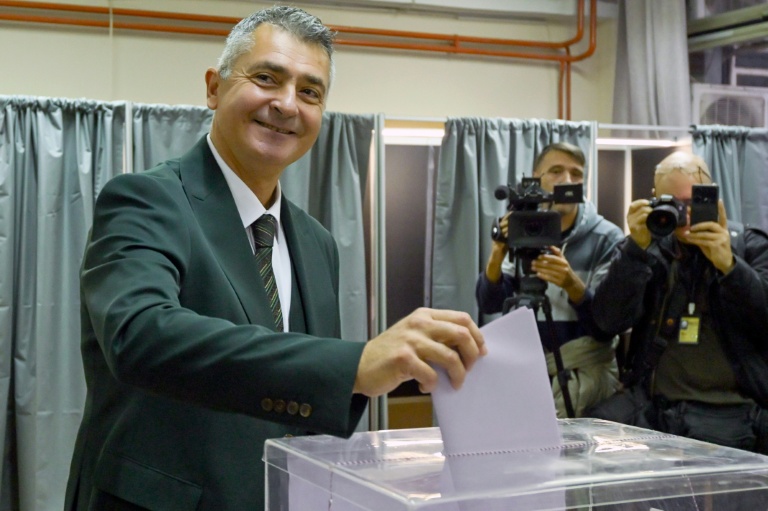 Ilija Srdanovic, candidat du mouvement étudiant votant à Novi Sad, en Serbie, le 25 octobre 2026.  