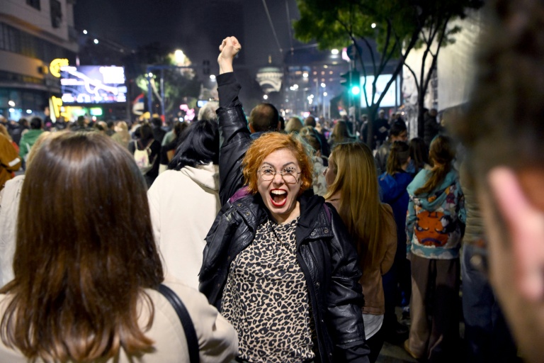 Les partisans de l'opposition sont descendus dans la rue célébrer leur victoire aux législatives à Belgrade, en Serbie, dans la nuit du 25 au 26 novembre 2026 