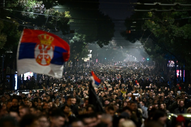 Les partisans de l'opposition sont massivement descendus dans la rue pour fêter leur victoire aux législatives en Serbie dans la nuit du 25 au 26 octobre 2026
