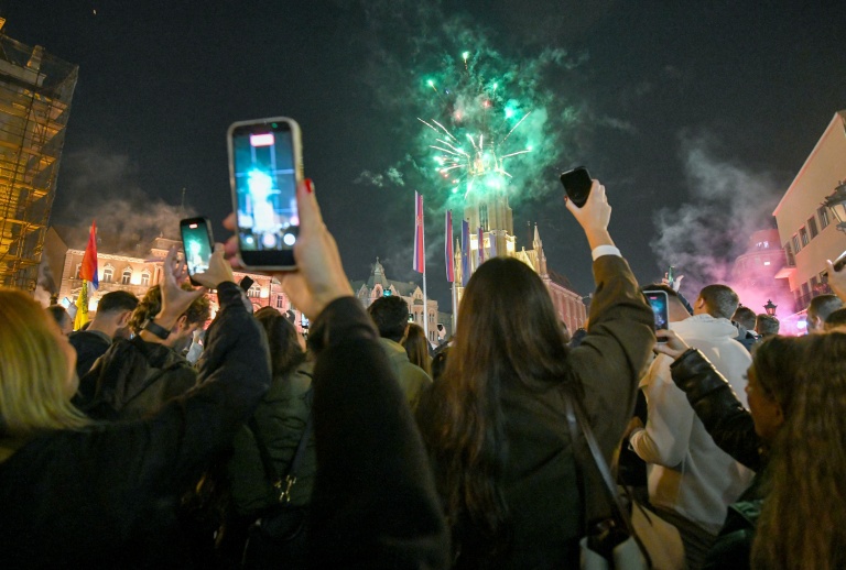 Scènes de liesse dans la ville de Novi Sad en Serbie dans la nuit du 25 au 26 novembre après la victoire de l'opposition aux législatives