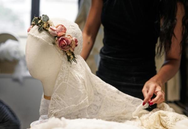 La créatrice, directrice artistique et styliste espagnole Maria Bernad, fondatrice de l'atelier Les Fleurs Studio, travaille sur une pièce réalisée à partir de dentelles anciennes, le 5 mai 2026 à Paris