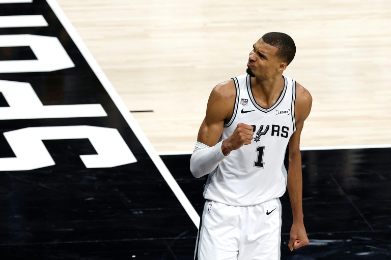Victor Wembanyama, l'ailier fort français des San Antonio Spurs, après avoir marqué un panier dans le quatrième quart-temps contre les New York Knicks lors du deuxième match de la finale de la NBA 2026, à San Antonio, le 5 juin 2026