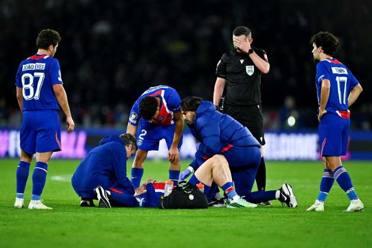 L'attaquant du PSG Khvicha Kvaratskhelia blessé au genou droit lors du match face au FC Barcelone, le 20 octobre 2026 au Parc des Princes