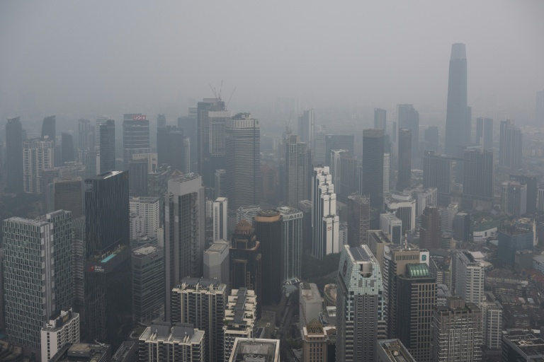 La ville de Kuala Lumpur enveloppée dans une brume provoquée par les incendies en Indonésie, le 13 octobre 2026 en Malaisie

