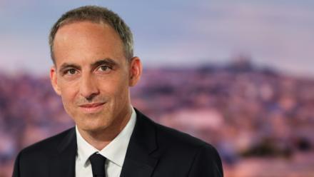 L'eurodéputé Raphaël Glucksmann pose sur le plateau du 20h de TF1 le 26 mai 2026 à Boulogne-Billancourt, près de Paris