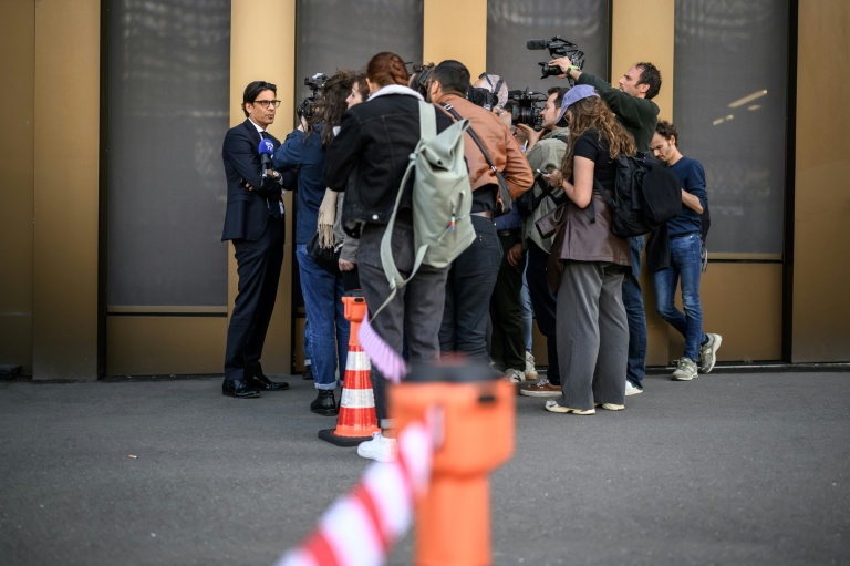 L'un des avocats des plaignants, Gilles-Antoine Hofstetter (g), s'adresse aux journalistes lors d'une audience des propriétaires du bar Le Constellation à Crans-Montana, dans l'enquête sur l'incendie dévastateur du Nouvel An, le 5 juin 2026 à Sion, en Suisse