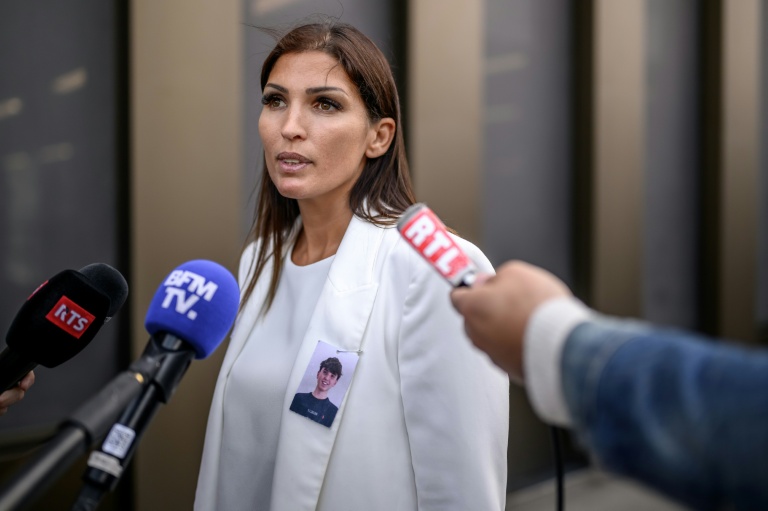 Laetitia Brodard-Sitre, la mère d'Arthur décédé dans l'incendie du bar Le Constellation à Crans-Montana, s'adresse aux journalistes lors d'une audience des propriétaires de l'établissement dans l'enquête sur ll'incendie du Nouvel An, le 5 juin 2026 à Sion, en Suisse