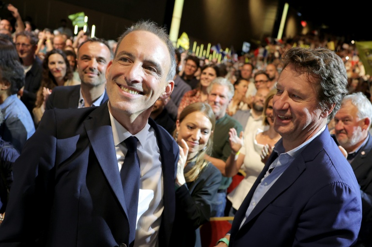 Le leader du parti Place publique et député européen Raphaël Glucksmann (g) et le sénateur écologiste Yannick Jadot (d) lors d'un rassemblement à Aubervilliers, le 13 juin 2026 en Seine-Saint-Denis