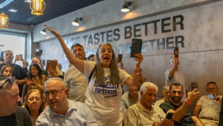 Des partisans du Premier ministre israélien Benjamin Netanyahu, attendent son arivée à Dimona, le 21 octobre 2026 en Israël