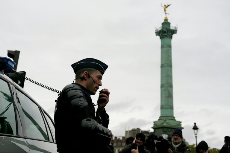 Un officier de police communique sur sa radio avant une nouvelle manifestation à Paris, le 24 octobre 2026 
