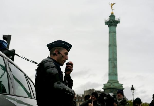 Un officier de police communique sur sa radio avant une nouvelle manifestation à Paris, le 24 octobre 2026 