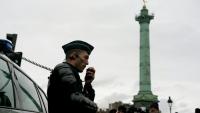 Un officier de police communique sur sa radio avant une nouvelle manifestation à Paris, le 24 octobre 2026 