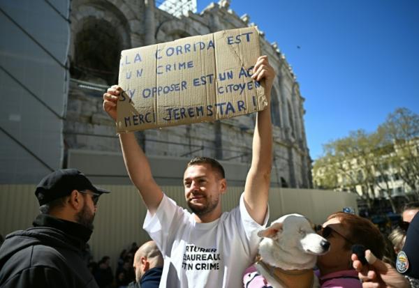L'influenceur Jeremstar, de son vrai nom Jérémy Gisclon, arrive au tribunal de Nîmes le 2 avril 2026