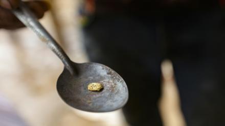 Un homme montre un morceau d'or extrait d'une mine d'or artisanale à El Dorado, dans une région gangrenée par les exploitations minières illégales et le crime organisé, au Venezuela, le 25 mai 2025