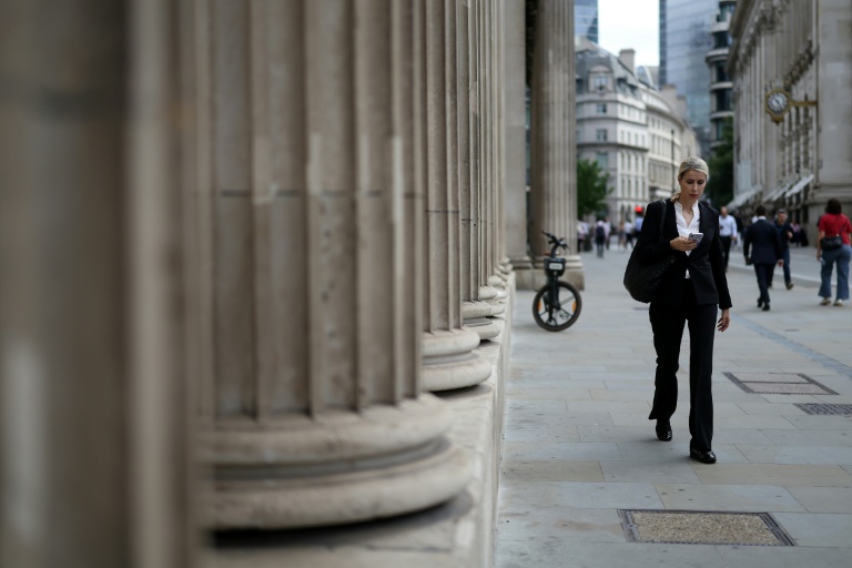 Des piétons longent la Banque d'Angleterre à Londres le 18 juin 2026