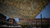 Des voiles étendus sur la place du Capitole à Toulouse pour fournir un peu d'ombre, le 19 juin 2026