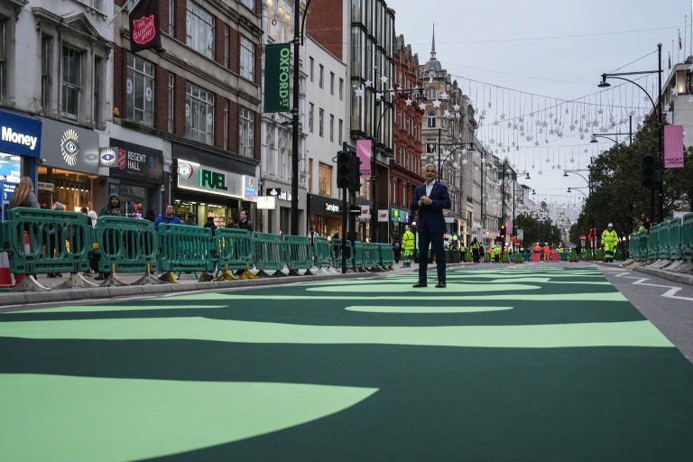 Le maire de Londres Sadiq Khan sur la partie piétonne d'Oxford Street le 26 octobre 2026