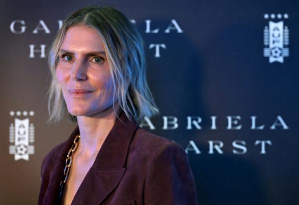La créatrice de mode américano-uruguayenne Gabriela Hearst avant la présentation des tenues officielles de l'équipe nationale de football d'Uruguay pour la Coupe du monde 2026, au stade Centenario de Montevideo, le 2 juin 2026