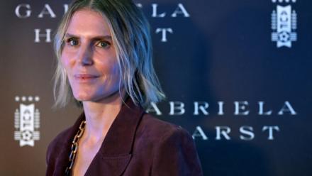 La créatrice de mode américano-uruguayenne Gabriela Hearst avant la présentation des tenues officielles de l'équipe nationale de football d'Uruguay pour la Coupe du monde 2026, au stade Centenario de Montevideo, le 2 juin 2026