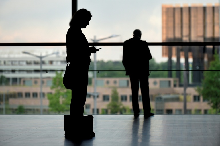 Le texte prévoit que les entreprises précisent le salaire dans leurs offres d'emploi et que les salariés puissent connaître le niveau de rémunération de leurs collègues à postes équivalents