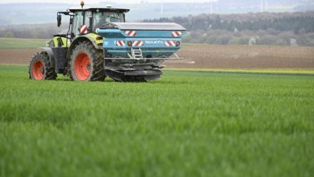 Les députés devraient adopter mardi en première lecture le projet de loi d'urgence agricole, après des discussions marathon au cours desquelles le gouvernement a essuyé plusieurs déconvenues