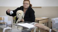 Une femme vote à la présidentielle bulgare, le 25 octobre 2026 à Sofia 