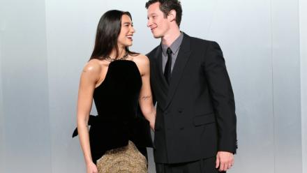 La chanteuse Dua Lipa et son époux, l'acteur, Callum Turner, le 15 mars 2026 à Los Angeles (Californie)