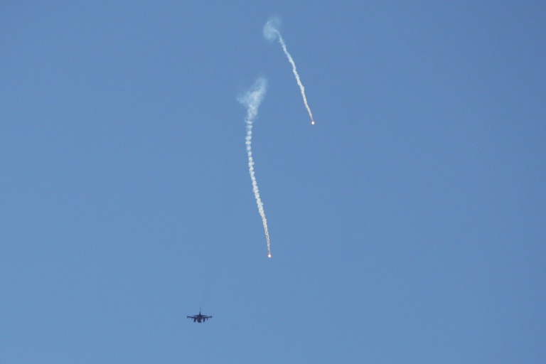 Un avion de combat israélien largue des fusées éclairantes alors qu'il survole la région de Marjayoun, dans le sud du Liban, le 4 juin 2026
