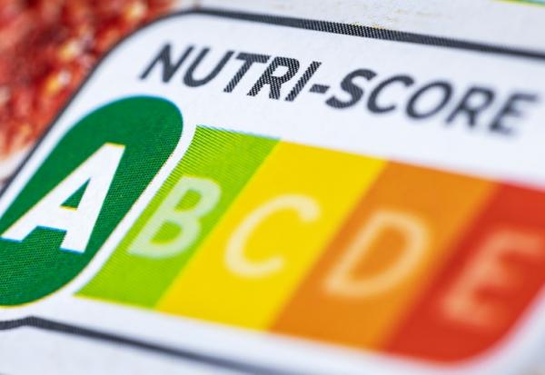 La part de marché des marques affichant le Nutri-Score recule légèrement, ce qui s'explique "notamment par des désengagements de marques nationales dans les secteurs des céréales du petit déjeuner et des produits laitiers et desserts frais"