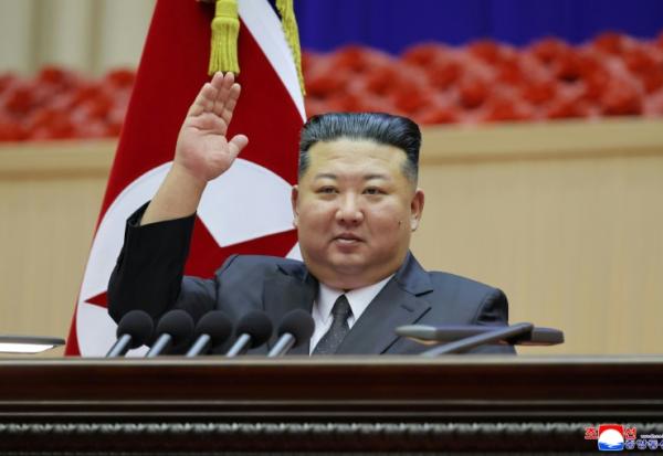 Cette photo, prise entre le 22 et le 23 octobre 2026 et diffusée le 24 octobre 2026 par l'agence de presse officielle nord-coréenne KCNA montre le dirigeant nord-coréen Kim Jong-un (c) lors d'une réunion de commandants de compagnie à Pyongyang