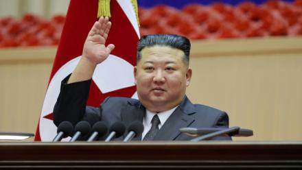 Cette photo, prise entre le 22 et le 23 octobre 2026 et diffusée le 24 octobre 2026 par l'agence de presse officielle nord-coréenne KCNA montre le dirigeant nord-coréen Kim Jong-un (c) lors d'une réunion de commandants de compagnie à Pyongyang